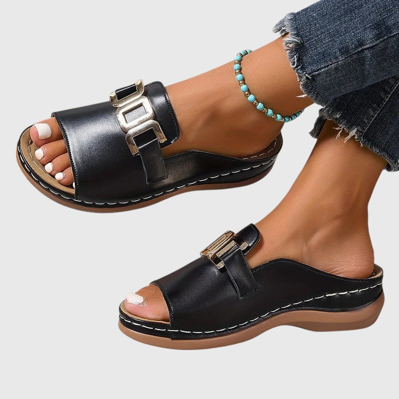 Evanya™ | Brede Band Sandalen